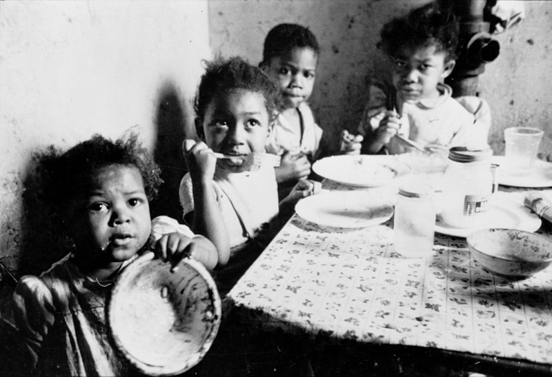 File:Stanley Kubrick - African American children at table cph.3d02356.jpg