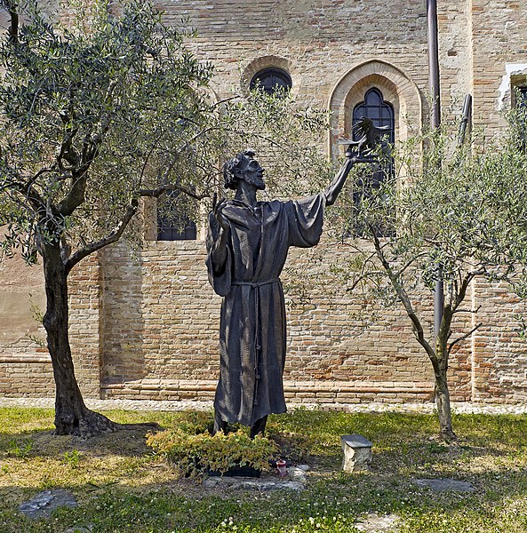 Statue en bronze de saint François.
