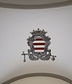Wappen der Familie ‚‚Carafa di Noja‘‘ an der Gewölbedecke des Eingangssalons