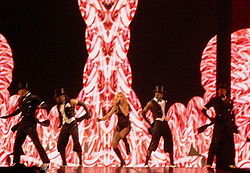 Madonna esiintymässä Wembley Stadiumilla.