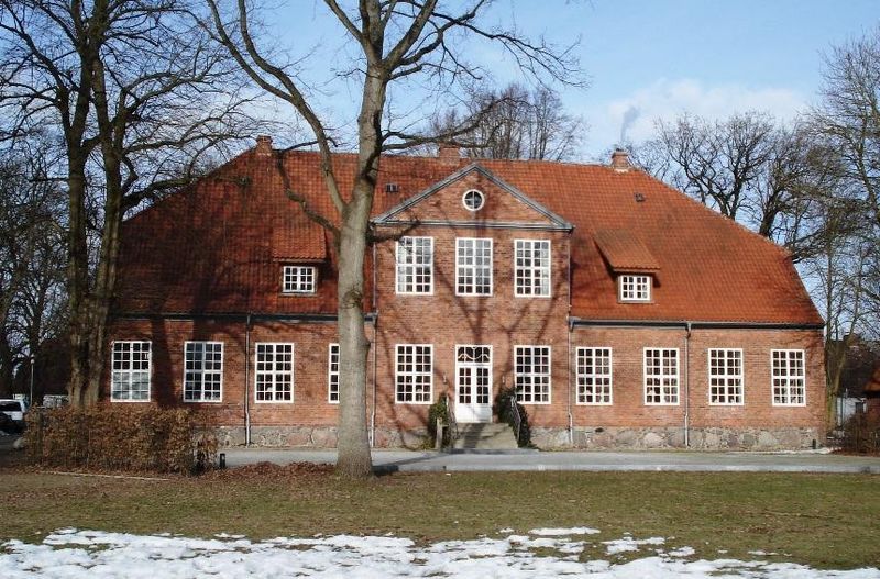 File:Stockelsdorf - Herrenhaus - Gartenseite.JPG