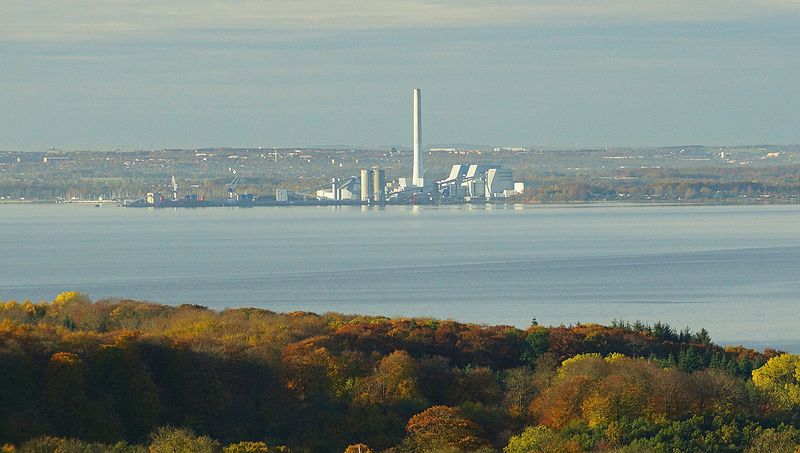 File:Studstrupværket set hen over Århus Bugt fra toppen Rønde og Hestehave Skov.jpg