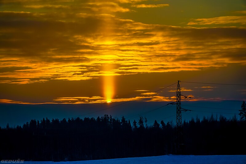 File:Sun pillar at sunrise.jpg