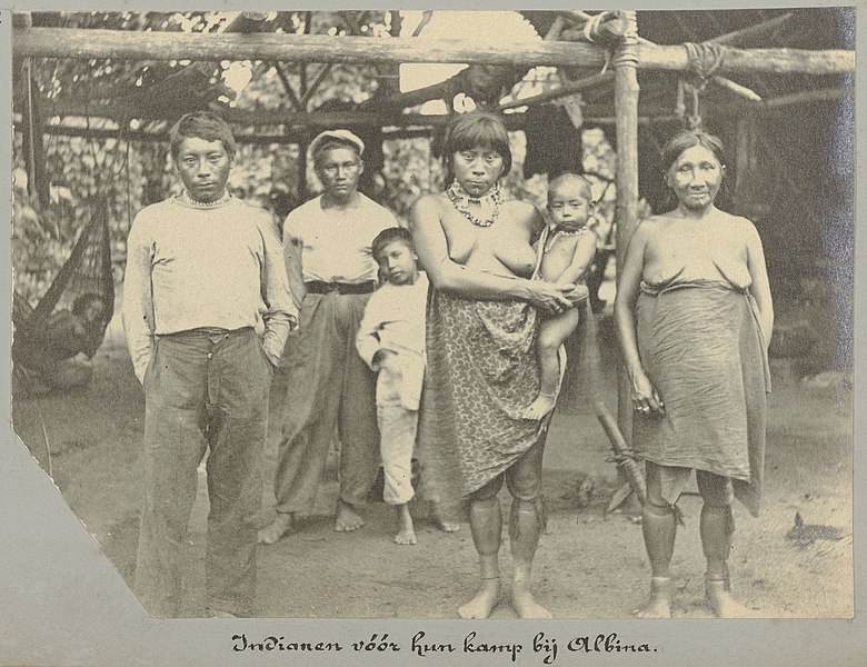 File:Surinamers voor een woning bij Albina Indianen vóór hun kamp bij Albina (titel op object), NG-1994-65-4-4-2.jpg