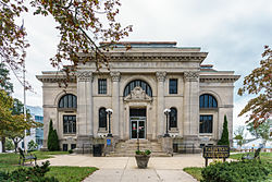 Публичная библиотека Тонтона, вид спереди 2015.jpg