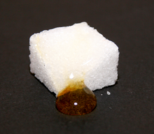 A partially caramelized lump of sugar Teilweise karamellisierter Wurfelzucker.png