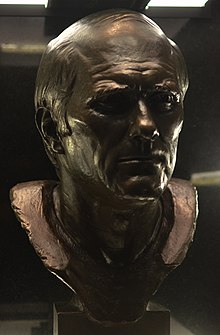 Bradshaw's bust at the Pro Football Hall of Fame. Terry Bradshaw (11282525745).jpg