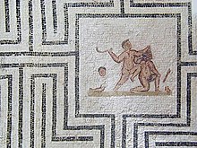 Représentation de Thésée au moment où il est en train de couper la tête du Minotaure ; la scène se passe au milieu d'un labyrinthe.