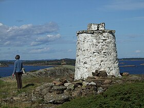 På øya Leistein står en hvitmalt varde av ukjent alder og viser innseiling til Vrengensundet.  Foto: Karl Ragnar Gjertsen