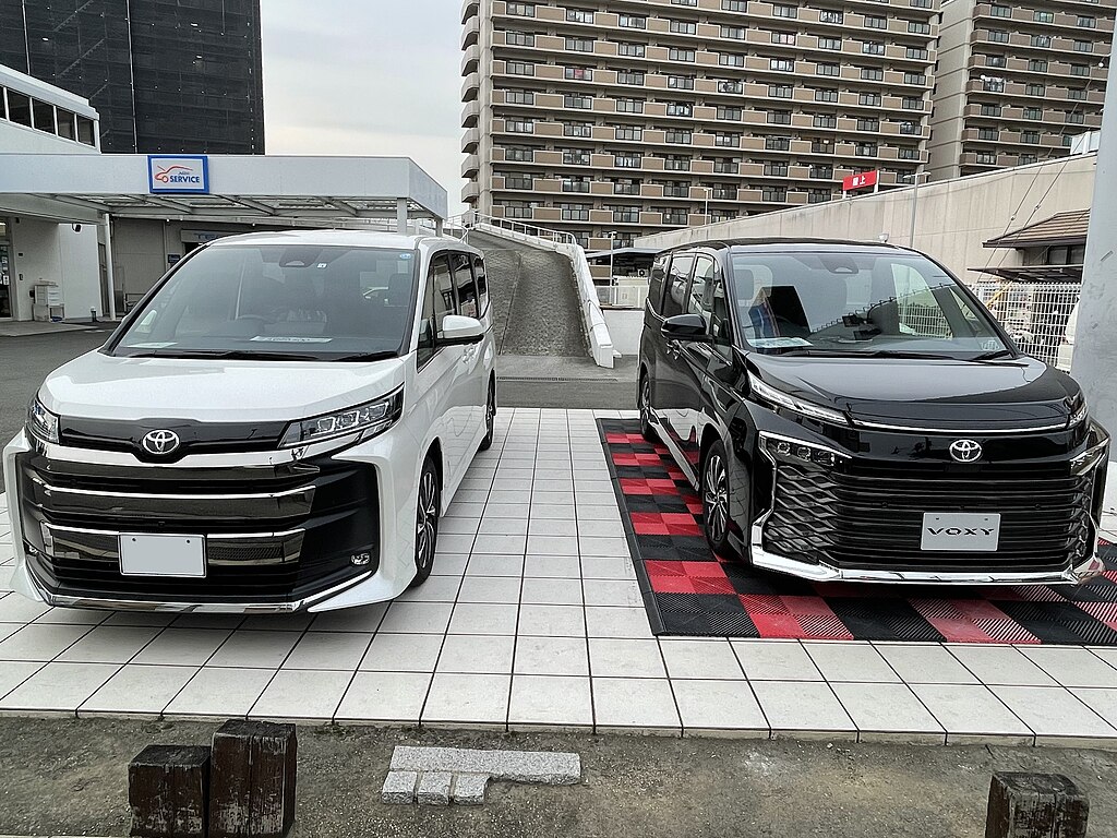 File:Toyota NOAH S-Z 2WD (6BA-MZRA90W-APXRH) & VOXY S-Z 