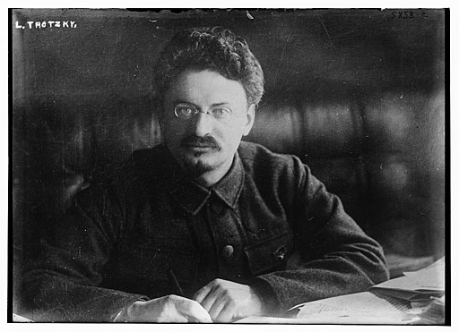 Trotsky de frente en escritorio