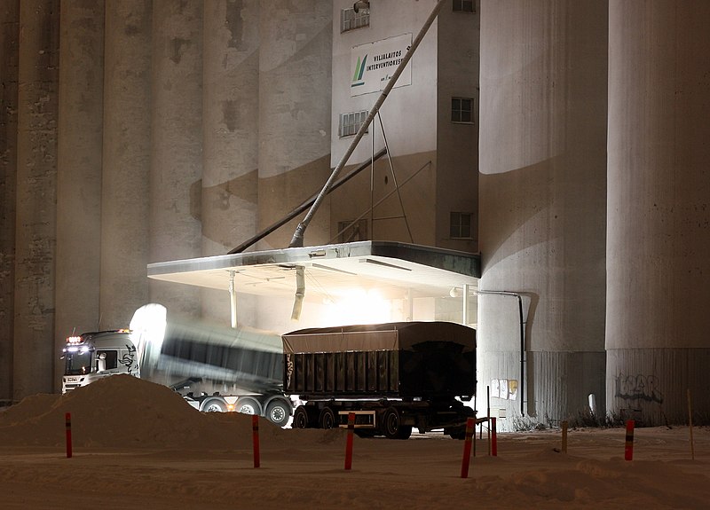 File:Truck at SOK Toppila Mill 20110103.JPG