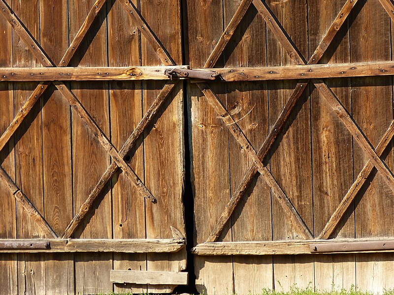 File:Two barn doors closed with a latch.jpg