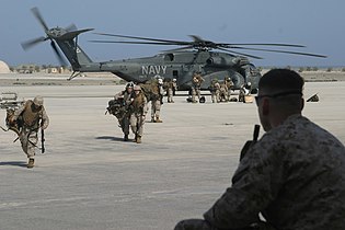 Yhdysvaltain merivoimien helikopteri ja sotilaita Irakin sodan aikaan.
