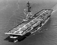 USS Princeton (LPH-5), 1965 dolaylarında denizde seyrediyor (NNAM.1996.488.060.030) .jpg