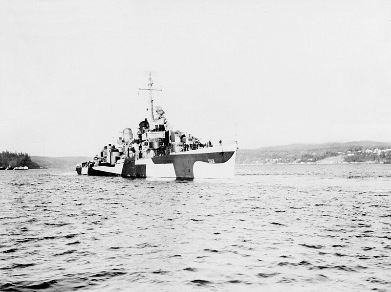 File:USS Robinson (DD-562) off the Puget Sound Naval Shipyard on 8 April 1944 (NH 103228).jpg