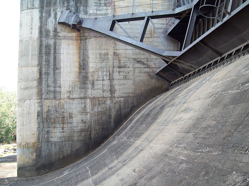 File:Udawalawe Dam Spillgate 2012 - panoramio (1).jpg