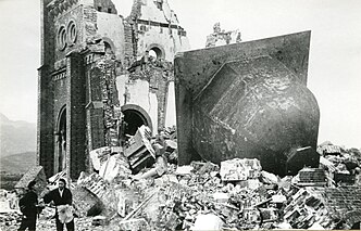A catedral destruída pela bomba atômica e com a cúpula de cabeça para baixo.