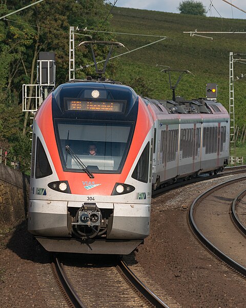 File:VIAS Stadler FLIRT double traction near Hattenheim 20141011 2.jpg