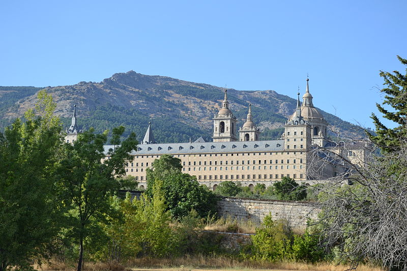 File:Vista del Monasterio de El Escorial desde el Sur-Sudeste 04.JPG