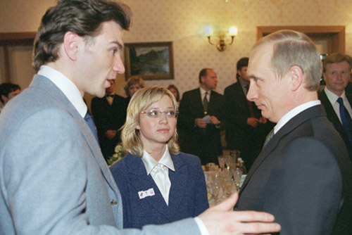 Berezhnaya and Sikharulidze meet Vladimir Putin in March 2002