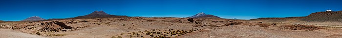 Paysage volcanique autour du volcan avec, de gauche à droite le Tomasamil, le Cañapa, l'Ollagüe et l'Aucanquilcha.