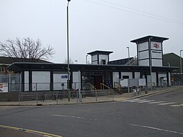 Waltham Cross stn bangunan 2013.jpg