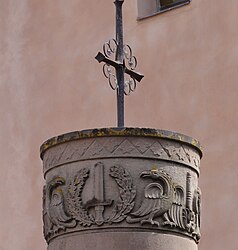 Partie supérieure de la colonne devant l'église