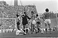 Wereldkampioenschap voetbal 1974 Nederland tegen Uruguay 2-0 Neeskens geblesse, Bestanddeelnr 927-2604.jpg