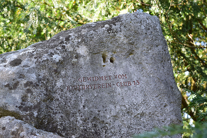 File:Wien-Hietzing - Max-Mell-Park - Denkmal für Max Mell - Detail 2.jpg