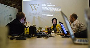 Sue Gardner, a Wikimédia Alapítvány ügyvezető igazgatója 2012. január 17-én sajtótájékoztatót tart a tiltakozásról