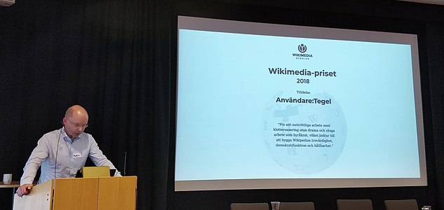 The chair of the board announces the Swedish Wikimedian of the Year award to user Tegel