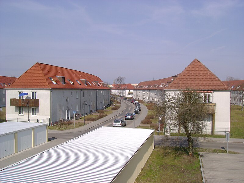 Die Weiße Stadt 800px-Wohnsiedlung_Wei%C3%9Fe_Stadt_in_Oranienburg_2