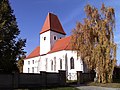 Kirche (mit Ausstattung), Kirchhof mit Aussegnungshalle und Einfriedungsmauer