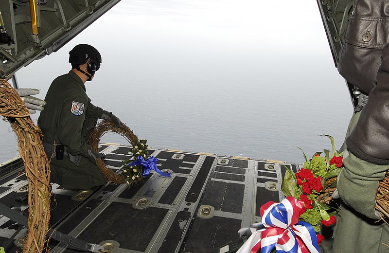 File:Wreath laying at sea (6643220631).jpg