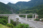 Guchuan-Brücke an der Grenze zum Nachbarbezirk Wutai über das Flusstal des Ailiao
