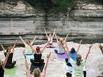 English: Yoga 4 Love Community Outdoor Yoga cl...
