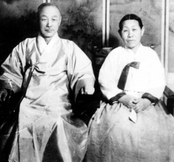 File:Yun Bo-seon's parents-01.PNG