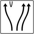 Zeichen 501–71 Überleitungstafel – ohne Gegenverkehr – dreistreifig, davon linker Fahrstreifen nach links übergeleitet und die beiden rechten Fahrstreifen nach rechts verschwenkt