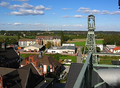 Das Schachtgerüst von Schacht 3 wurde auf dem Gelände der Zeche Zollern in Dortmund über Schacht 4 wiedererrichtet. Das Gerüst ragt rechts im Bild auf.