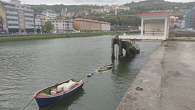 Gasolino parada bat Papelera eraikinaren aurrean