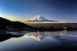 Mount Fuji odráží na jezeře