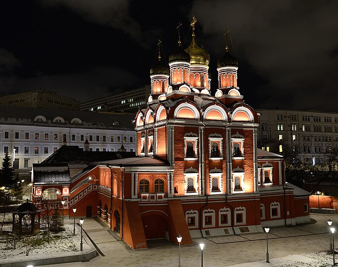 Церковь в центре. Знаменский собор Москва. Знаменский собор Москва Зарядье. Знаменский собор Зарядье крыльцо. Церковь Краснодар Знаменский.