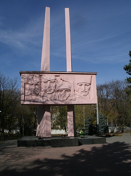 File:Обелиск советским воинам, погибшим в годы Великой Отечественной войны 1941-1945 гг., Усть-Джегута.jpg