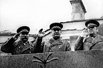 1945年莫斯科勝利閱兵式上的謝苗·布瓊尼元帥、約瑟夫·史太林和格奧爾基·朱可夫元帥