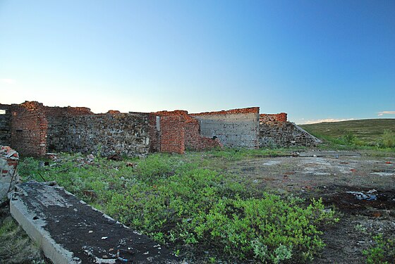 Остатки стен казармы в бывшей части ПВО по Печенской автодороге.
