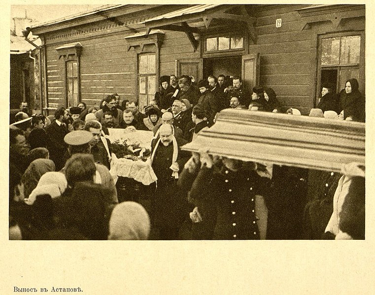 File:Толстой Л.Н. Вынос в Астапове. 1910г. (p)1910-е гг ГИМ e1.jpg