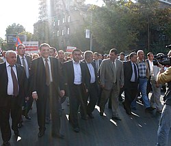 09.10.2009, Ереван, шествие против армяно-турецких протоколов, Мартиросян шестой слева в первом ряду.