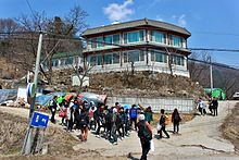 Students arriving at an MT. emti jangso docag.jpg