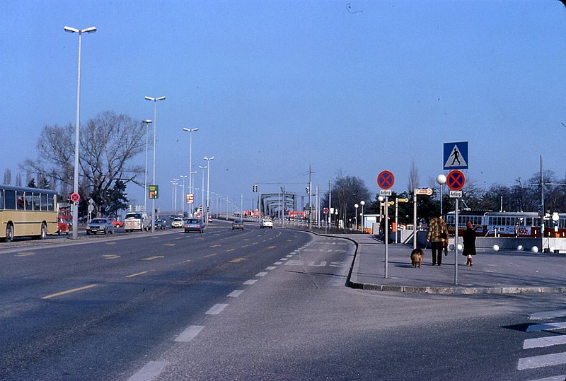 File:067L13210280 Floridsdorfer Brücke, Friedrich Engels Platz, Blick Richtung Floridsdorf.jpg